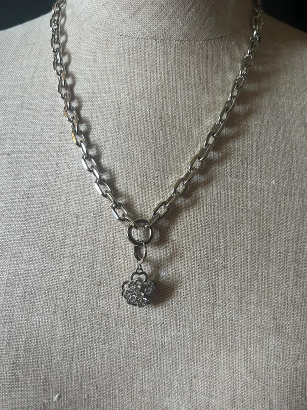 Crystal Flower Pendant Silver Chain Necklace - Spinning detail